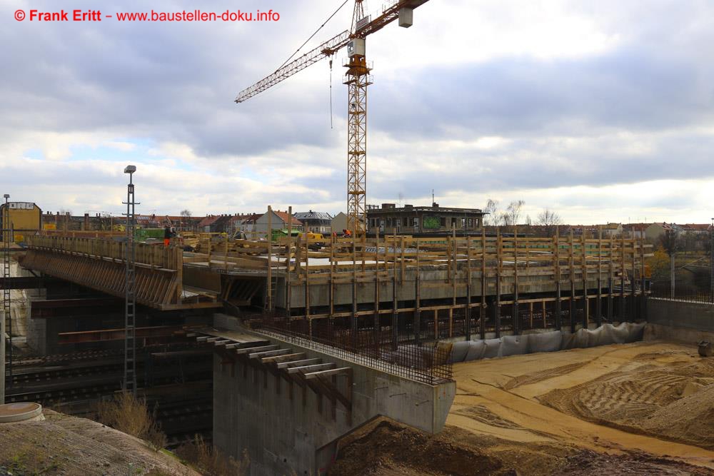 Das Widerlager West der Westbrücke wurde schon verfüllt.