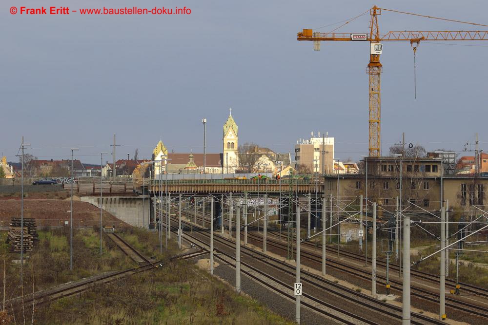 Blick zur neuen Brücke von Süden aus.