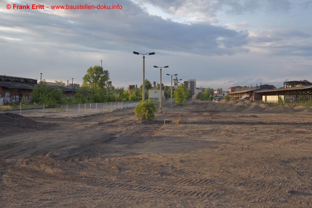 Erdarbeiten an den neuen Grünflächen