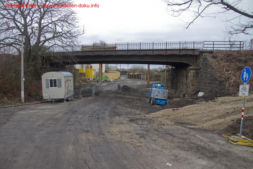 Die östlichen Überbauten der Brücke sind noch vorhanden.