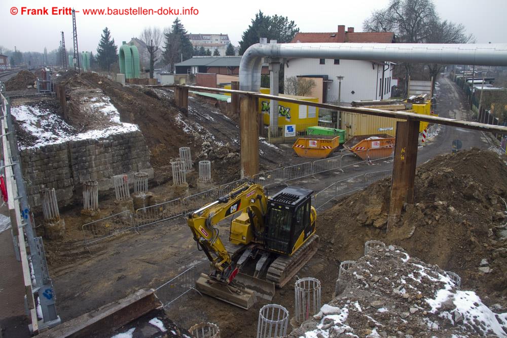 Die Bohrpfähle für die Widerlager sind eingebracht.