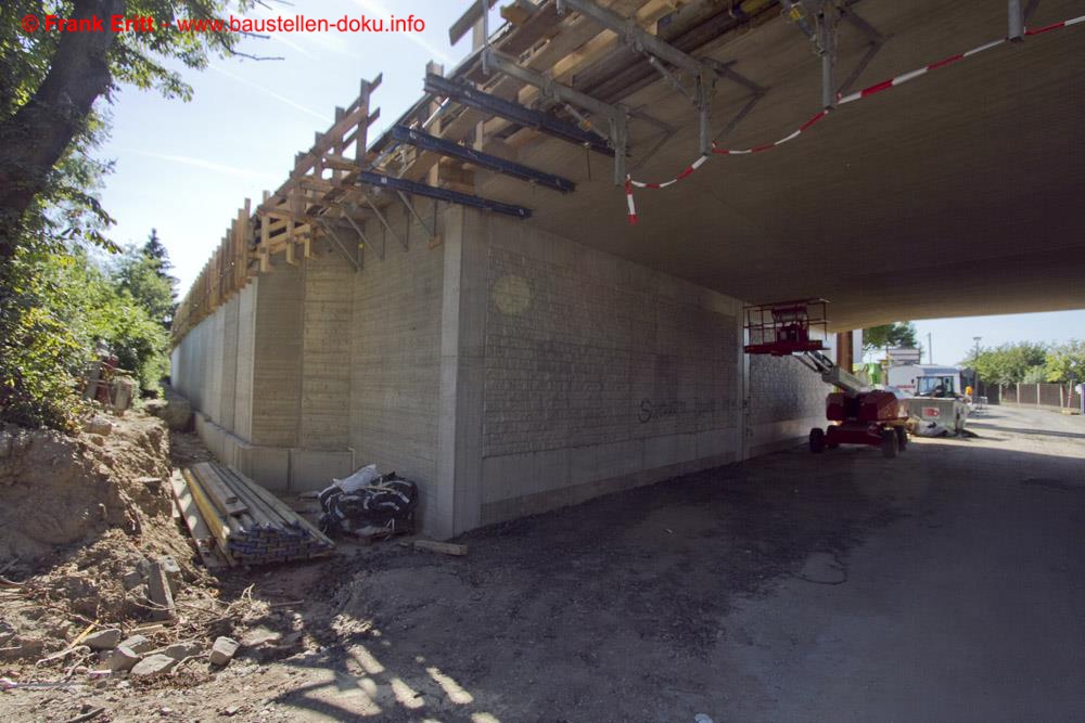 Das neue Widerlager und die 120 m lange Stützwand entlang der Gartenanlage.