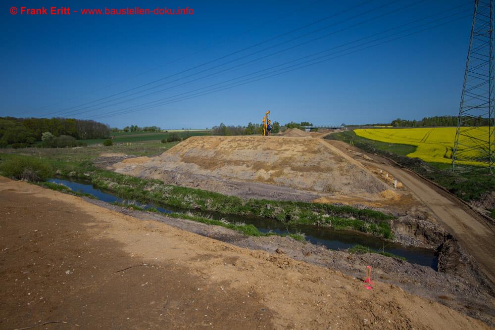 Das Bauwerk wird hier den Fluss überspannen.