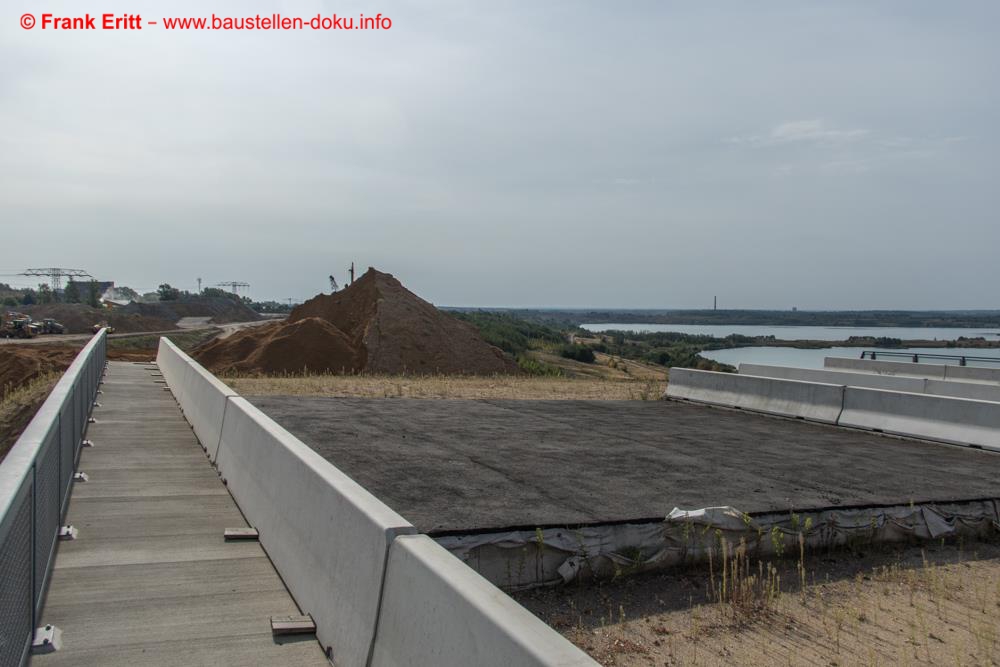 Die SODA Brücke für die neue Straße nach Espenhain mit Blick nach Süden